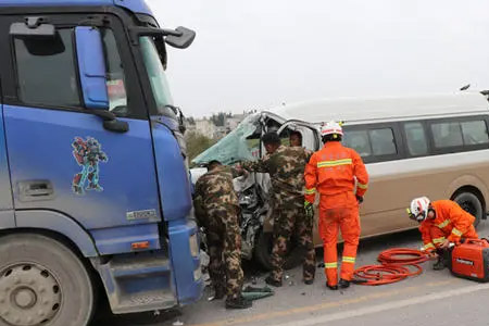 博莱高速道路事故车拖车救援,道路事故车拖车救助电话|汽车维修人员
